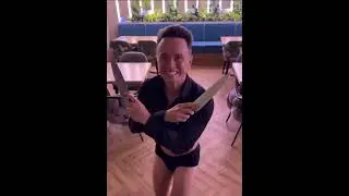 Илья Соболев повторил нашумевший танец Бритни с ножами😁