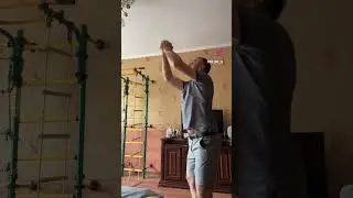 Поймал комара 🤣                       
