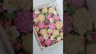 Весняні зефірні квіти у великій коробці.