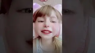 Смеется звонко 