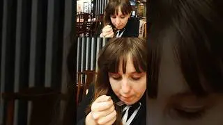 ВОТ ТАК ВСТРЕЧАЮТ КОРЕЙЦЫ ИНОСТРАННЫХ ТУРИСТОВ 😳 