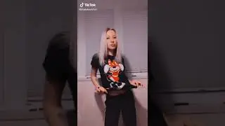 Показала трусы