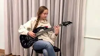 Девушка круто высекает на гитаре! Фирменное забивание гвоздей Three Days Grace "Painkiller"