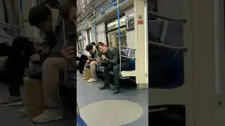 ЦЕЛУЮ ДЕВОЧКУ В МЕТРО😘 