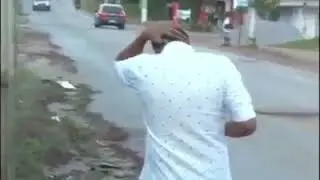 Repórter tenta entrevistar rapaz mudo 😂😂😂😂