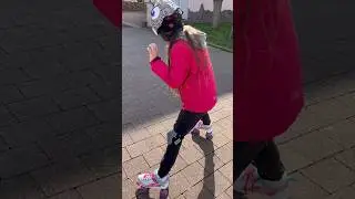 Садится батарейка Девочка показала популярный тренд прямо на улице 