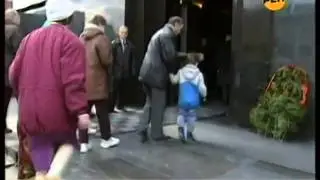 В Ленин в Мавзолее двигается