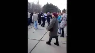 Пьяные бичи танцуют в городе