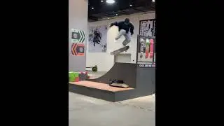 AmazingChina: Never Give Up (skateboard kickflip)