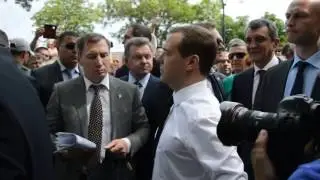 Медведев Денег нет, но вы держитесь!  На встрече с пенсионерами в Крыму