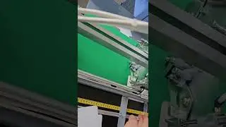 Doppelseitiges Klebeband per Kleb-O-Mat auf Karton kleben