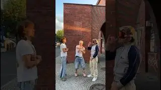 A cappella Version von Flasche kreist 🍾 mit @BundeskanzlerAggu? #01099istdiefamily #shorts