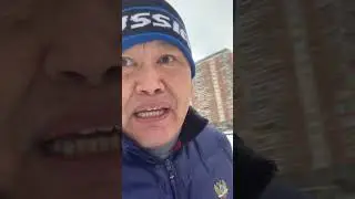 Рождённые в СССР. Старый мухомор показывает на турнике передний выход или подъем с переворотом.