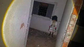 ESSA MENINA ESTAVA ESPERANDO ELES DENTRO DA CASA ABANDONADA