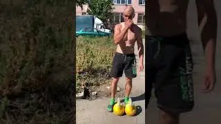 В позе орла метнул топорик
