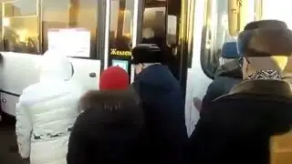 Пассажиры в Омске помогают автобусу выехать из ямы