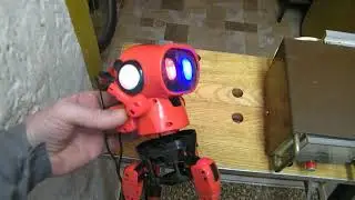 Piros robot 2095 001 egyben