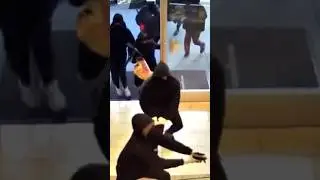 25 Suspects Smash-and-Grab a California Jewelry Store