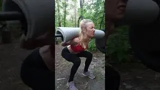 Девушка худышка приседает с эко-штангой 