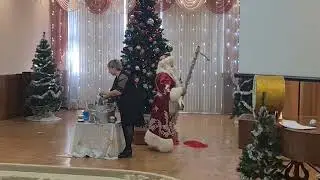Подарки от Деда Мороза Новогодний утренник в детском саду «ЮЛЯ» группа «Зайки» 30.12.2022 г. часть 2