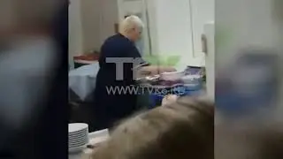 Повар в школе №81 замешивает свеклу голыми руками