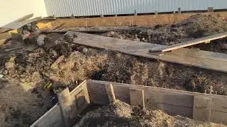 выставляю опалубку под фундамент своего гаража