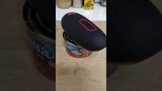 Як відкрити консерву, коли немає ножа?  ;)