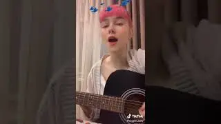 „хватит”🌸девушка играет на гитаре и красиво поет.