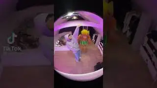 чел танцует и бьет мартышку 