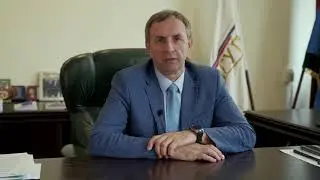 Ректор СамГУПС Иван Константинович Андрончев поздравляет первых выпускников ОрИПС