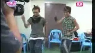 Big Bang: GDragon & Seung Ri dancing to WonderGirl's-Tell Me