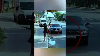 Este auto le salpicó agua, pero luego... 😯