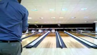 Emanuele al bowling. Si concentra