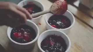 Оригинальный десерт с ежевикой.
