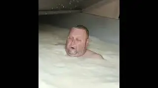 🥛🥃Чиновник и его друг участковый решили по пьянке искупаться в чане с молоком