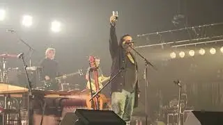 "Et là c'est vous qui m'aidez moi, à tenir debout". Damien Saez