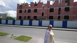Бабушка случайно попала в кадр