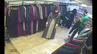 كاميرات المراقبه ترصد شيئ غريب لمجموعه من النساء ها لحظتم ما حدث !!