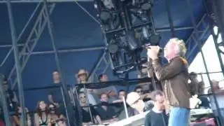 Ween - Lollapalooza 2011 - Let's Dance (David Bowie Cover) - Front Row