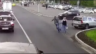 Пьяный мужик упал