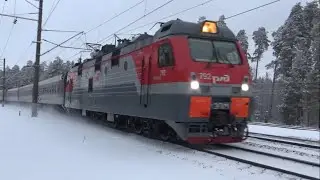 Электровоз ЭП1М-792 с пассажирским поездом