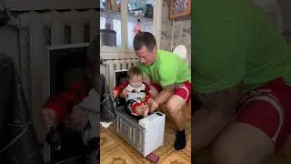 The child wants to go to the toilet, but it's closed 🚽❌😱