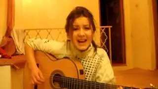 Девушка очень красиво играет на гитаре  и поет Больно  The girl is very beautiful plays guitar.
