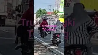 truck tangki terguling. di sebelah timur masjid balandono Lamongan