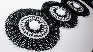 Caminho / Trilho de mesa feito de Crochê na cor preto e branco Com flores!!! Lindo.