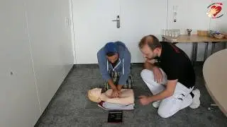Held werden - Hand ans Herz