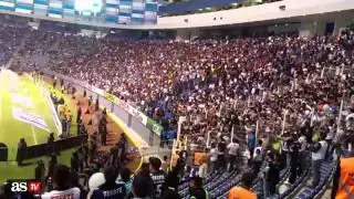 Afición regiomontana quemó y lanzó a la cancha butacas desde la tribuna • Monterrey vs Puebla 2016