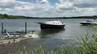 Спуск яхты Бит 22 на воду с трейлера