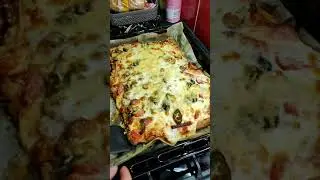 Пицца быстро и очень вкусно #пицца #быстроивкусно #многосыра #хрустящаясочная