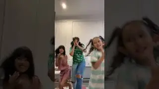 SIAPA YANG TAU NAMA CEWE CANTIK PAKE BAJU PINK SEBELAH DINAR? 